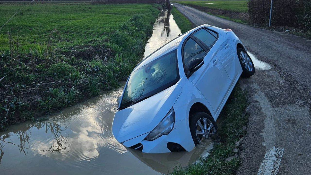 L'auto finita fuori strada