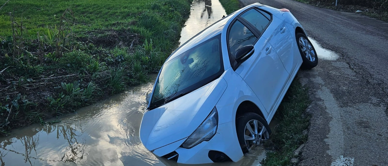 Auto fuori strada, finisce nel fosso: incidente a Castelnuovo