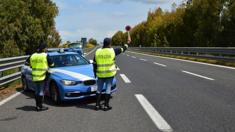 I due malviventi hanno anche speronato una macchina della polizia all’altezza di Cassino e poi hanno provato a fuggire a piedi