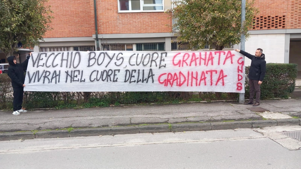 C’era un bel gruppo di tifosi, soprattutto gli ultras della gradinata nord Diego Savelli, ieri mattina a dare l’ultimo saluto...