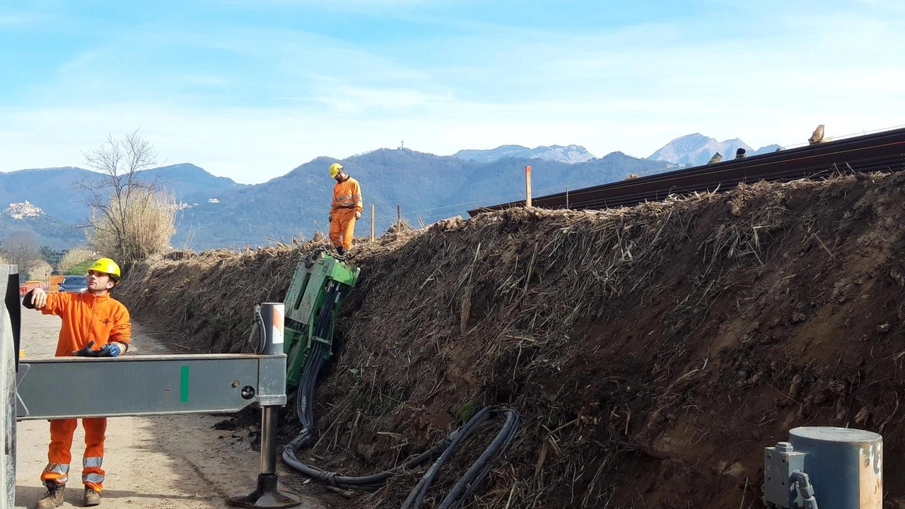 L’intervento di posizionamento delle palancole su via Marinella nel tratto rientrante nel territorio del Comune di Sarzana