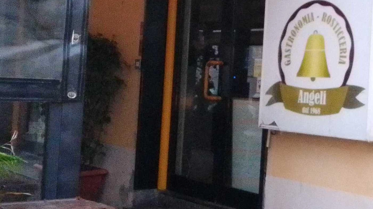 La rosticceria Angeli in via Cavallotti angolo via Fratti che è stata presa di mira dai vandali la scorsa notte