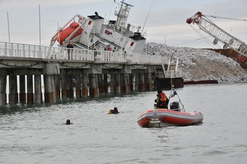 Nave contro il pontile di Marina di Massa, indagato il comandante