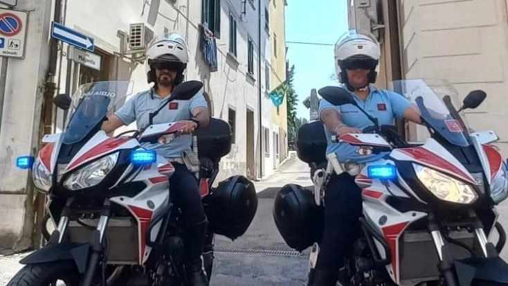 Attività quotidiana della polizia locale di Calcinaia in via delle Case bianche. In questa strada non è consentito circolare ai veicoli dei non residenti.