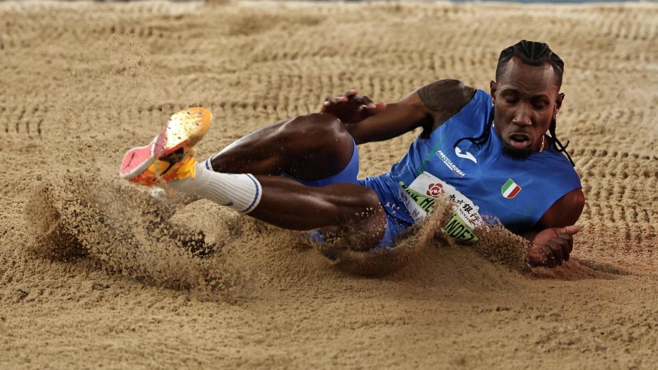 Andy Diaz Hernandez nel salto che gli è valso l'oro mondiale indoor a Nanchino (foto Epa/Andres Martinez Casares)