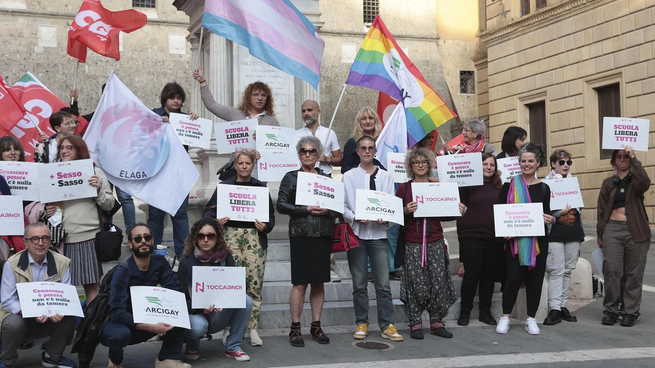 Manifestazione in piazza Salimbeni contro la risoluzione del leghista Sasso