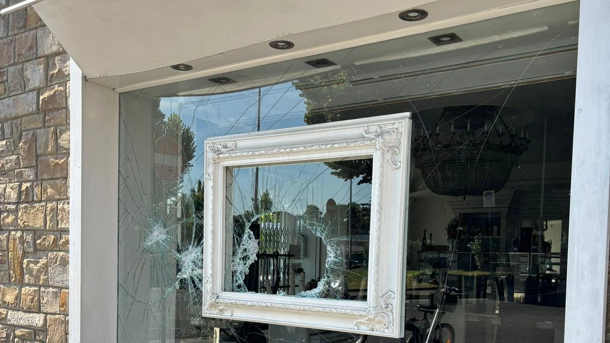 La vetrina del bar di piazza Paolo Uccello spaccata a colpi di pietra