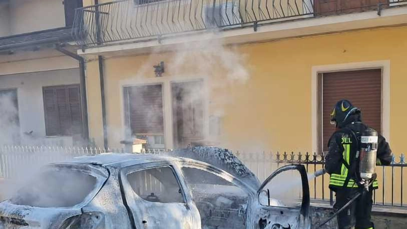 Il proprietario era appena entrato nella caserma dei carabinieri a Luni per ritirare alcuni documenti e la sua automobile appena...