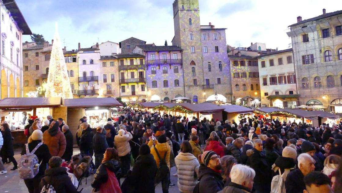 Arezzo, la Città di Natale diventa metropoli: assalto al centro, code infinite