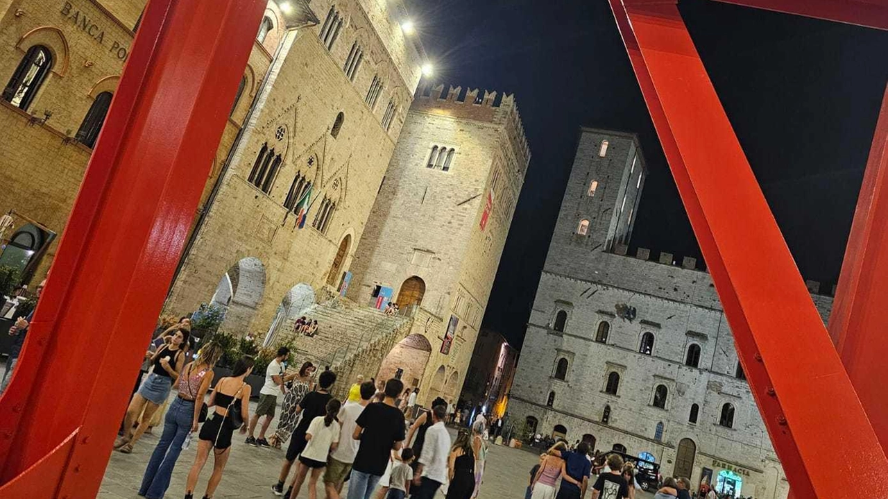 Il Neruda’s Gate è l’opera monumentale di Mark Di Suvero installata in occasione del Todi Festival e ancora situata in Piazza del Popolo: è una delle tappe della passeggiata