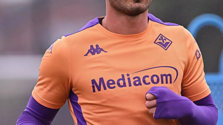 Il ritiro estivo della Fiorentina al Viola Park si è distinto per l'ampia copertura sui social media, con oltre 32 milioni di contatti. La squadra si prepara per l'amichevole in Inghilterra, con incertezze sulla disponibilità di Pongracic.