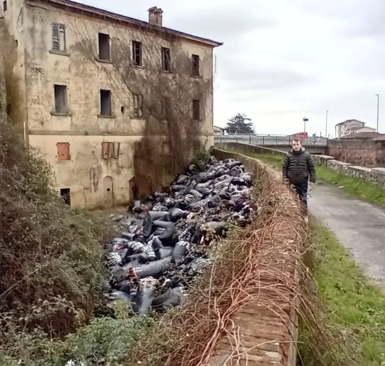 Invasione di sacchi neri a Villa Baldi. “Non sappiamo cosa c’è dentro”