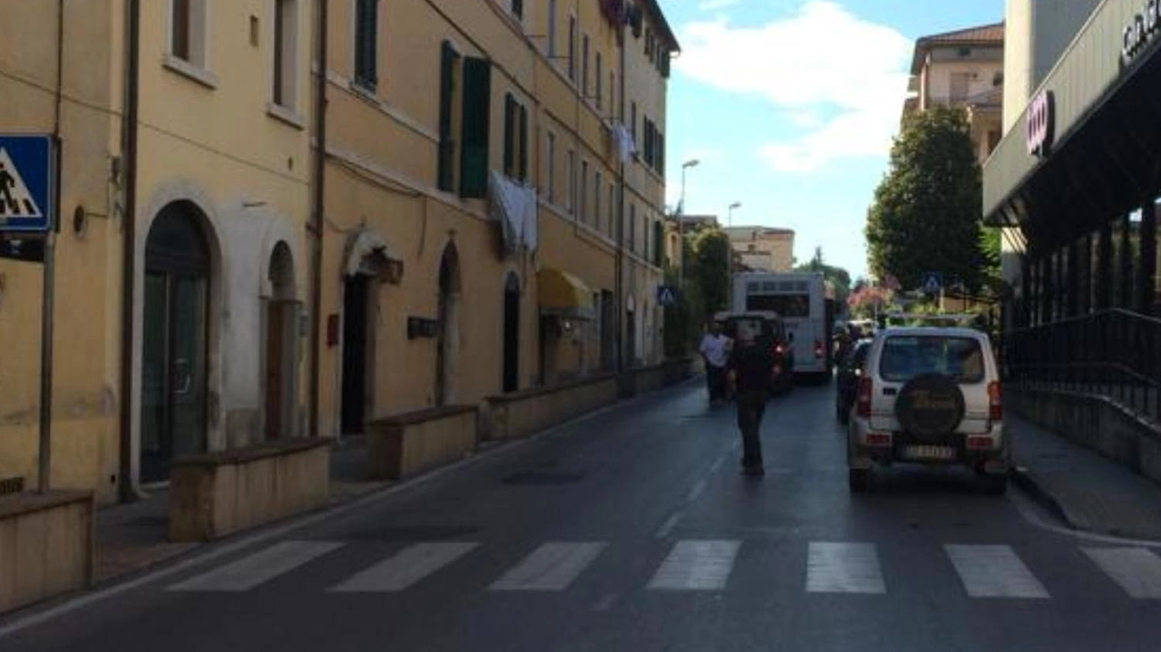 Via Diaz, la denuncia dei residenti: «Oltre al traffico c’è il problema di chi parcheggia in doppia fila»