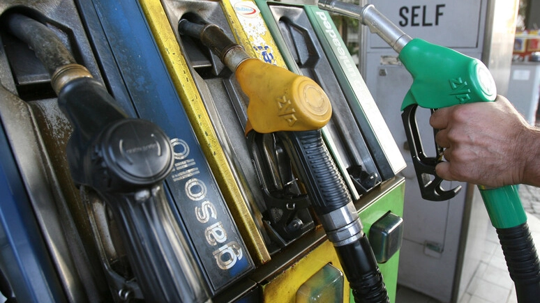 Salgono i prezzi della benzina