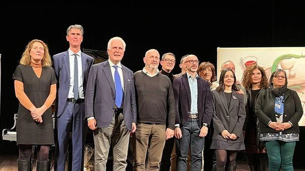 Il presidente della Regione Giani con i sindaci e gli esponenti istituzionali al teatro Mascagni di Chiusi