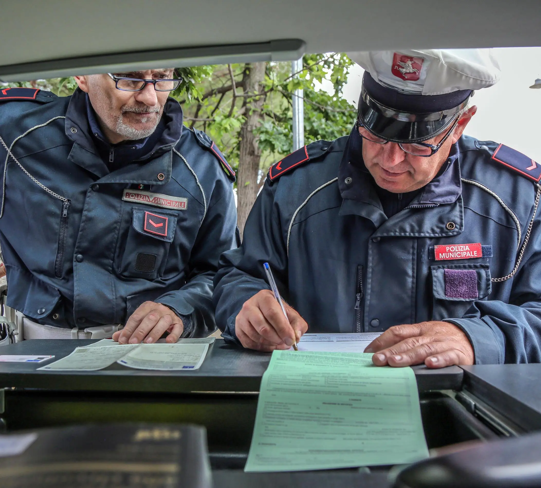 Sosta selvaggia, giro di vite dei vigili: "Adesso servono più parcheggi"