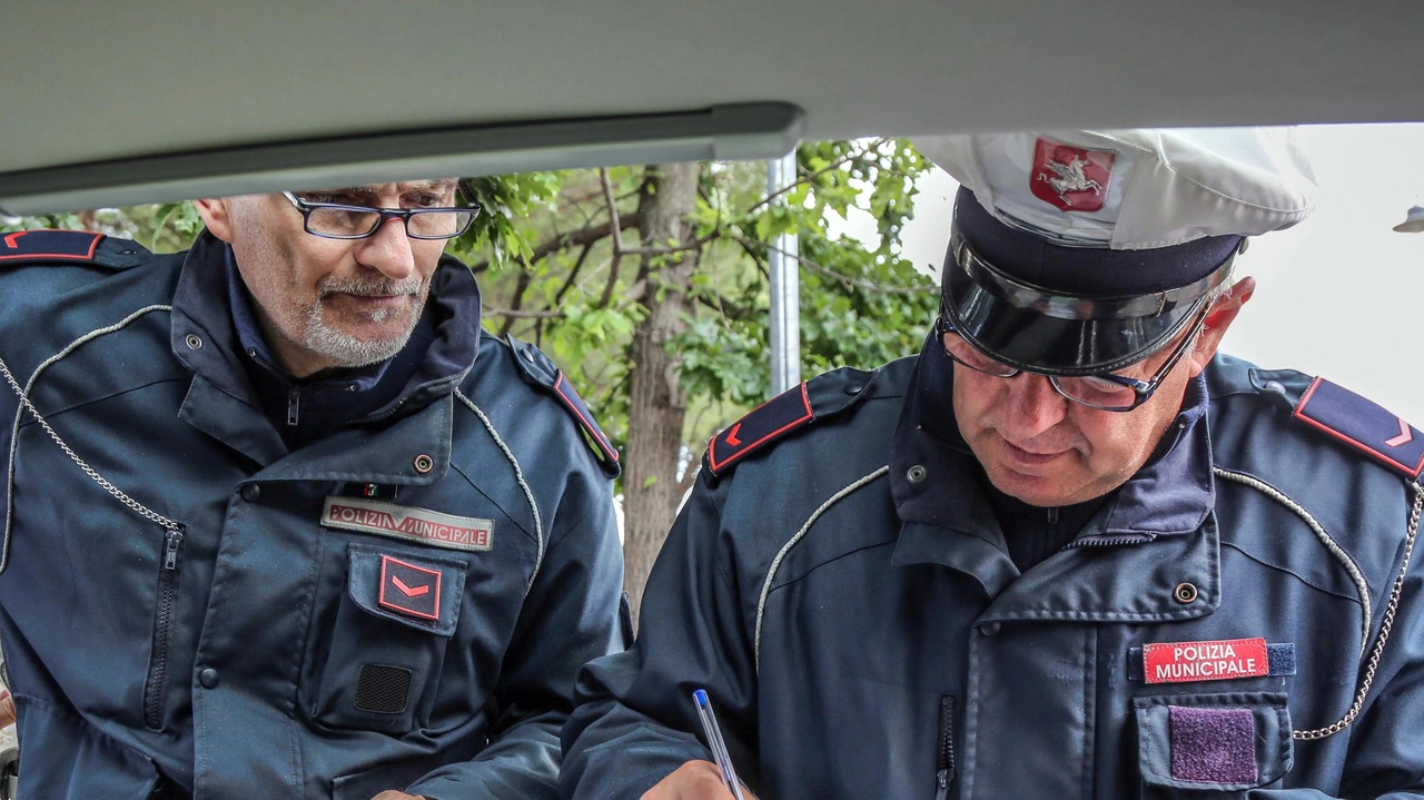 Aumentano i controlli sulla sosta selvaggia da parte della polizia municipale a Greve in Chianti (foto di archivio Germogli)