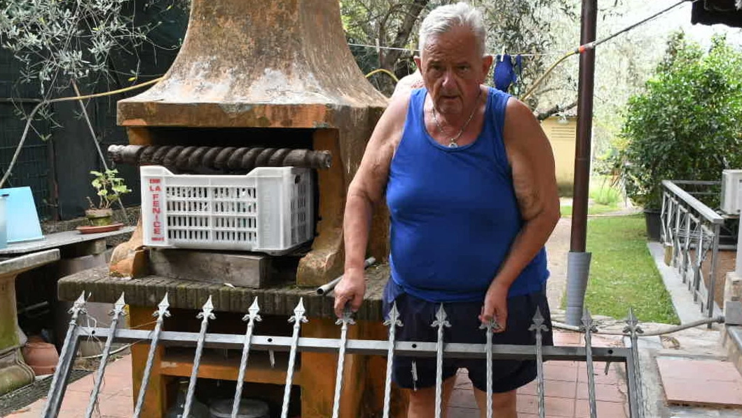 Ivo Guerrini mostra la grata divelta dalla finestra (Foto Paola Nizza)