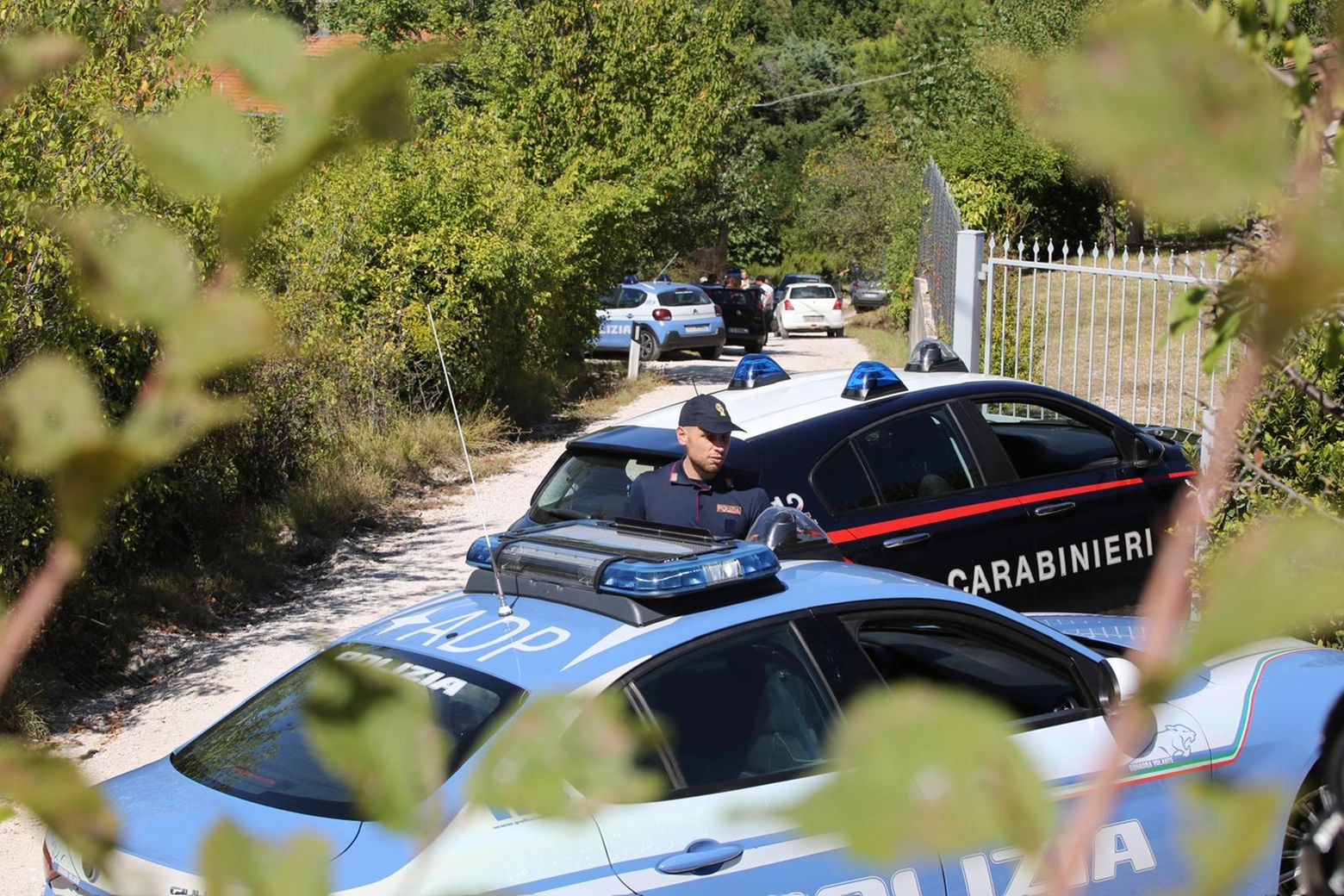 Polizia e carabinieri fuori dal casolare della tragedia. Si indaga per ricostruire cosa sia accaduto (Foto Crocchioni)