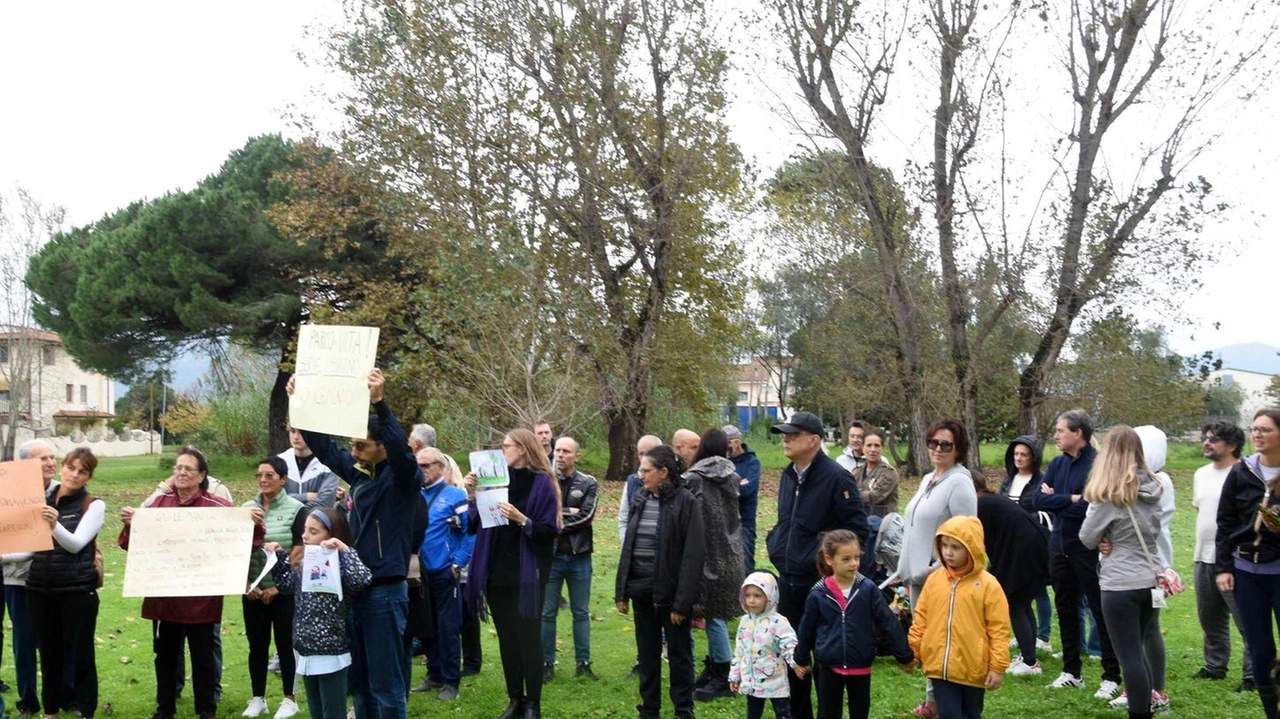 La protesta dei residenti nel parco pubblico Baden Powell alla Migliarina