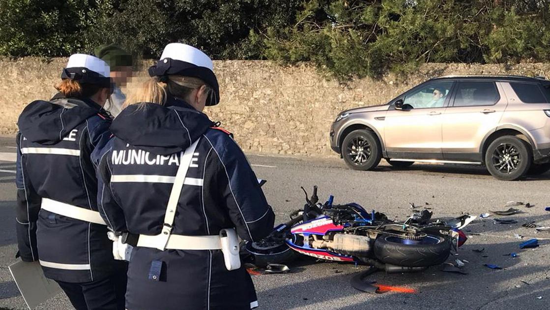 Motociclista scivola sulla ghiaia. Il giudice dà la colpa al Comune . Ora un risarcimento di 84mila euro