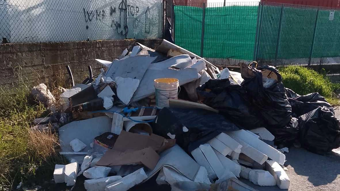 Tour del comitato nel quartiere: "Discariche a cielo aperto, l’ex scuola abbandonata: così non va"