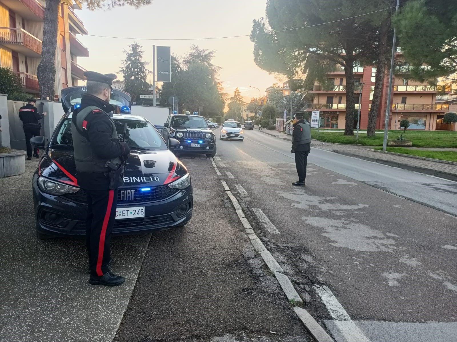 Blocca la strada e prende a bastonate un automobilista che viaggia entro i limiti e non gli cede il passo