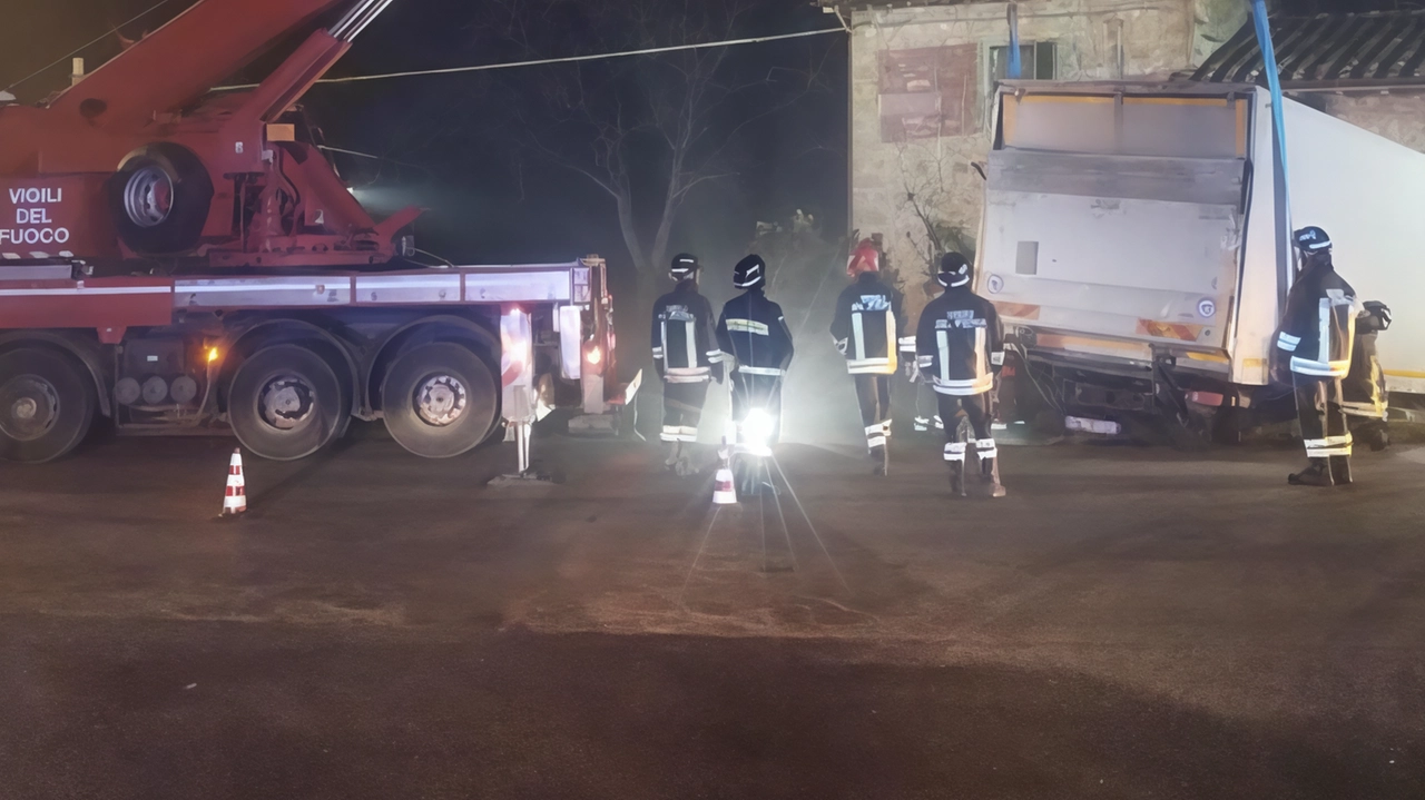 Camion esce di strada e si incastra su una casa: residenti bloccati