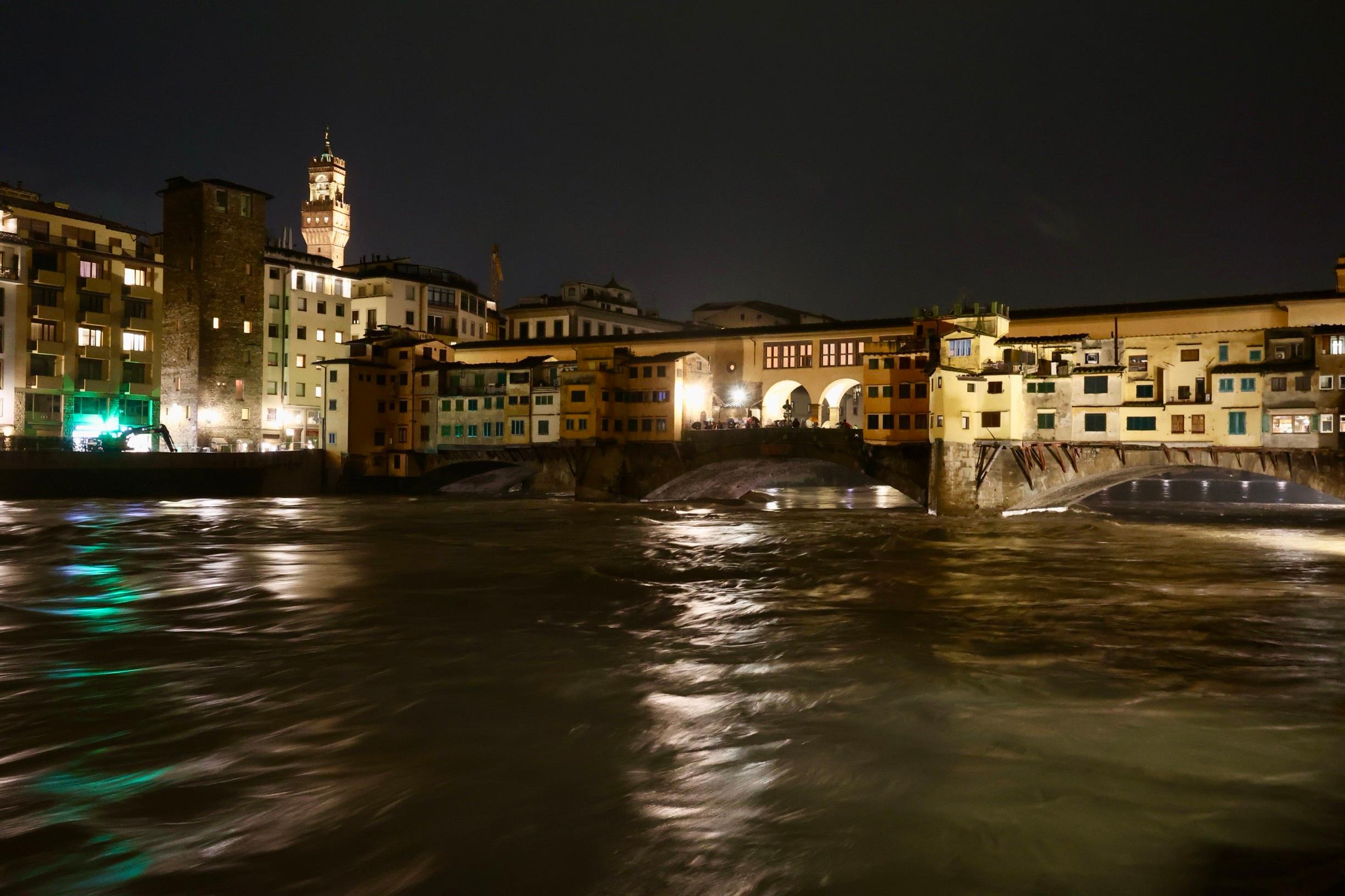 Allerta rossa a Firenze, transitata la piena dell’Arno: 4,29 metri agli Uffizi