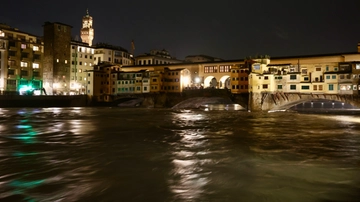 Allerta rossa a Firenze, transitata la piena dell’Arno: 4,29 metri agli Uffizi