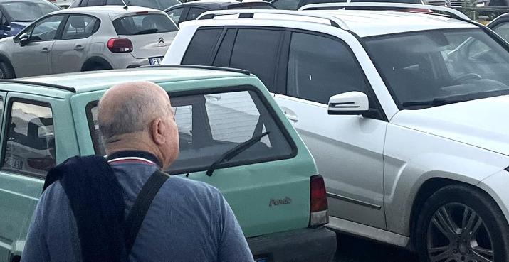 Multe nel supermarket ai clienti che parcheggiano oltre il tempo per la spesa: polemica e proteste