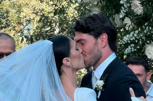 Il bacio degli sposi. Il matrimonio è stato celebrato in provincia di Prato