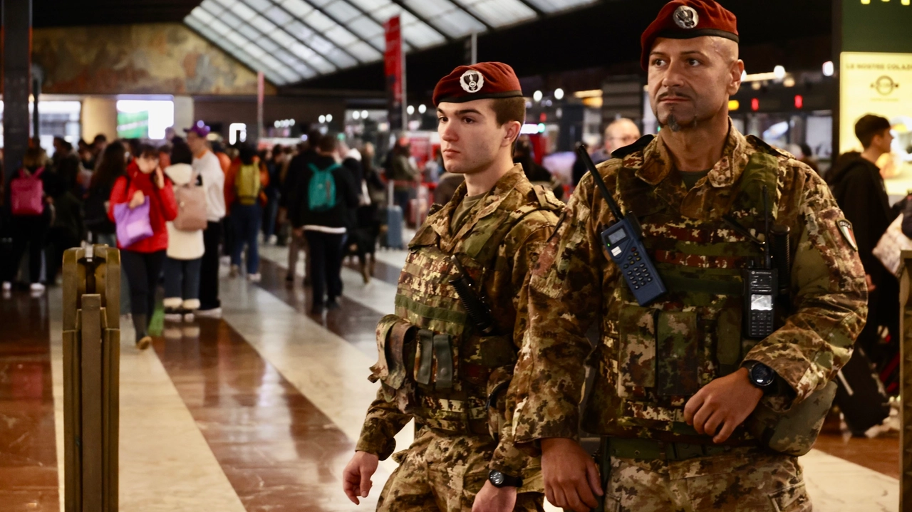 Il presidio dei militari alla stazione centrale. Lo steward si è rivolto a loro per chiedere aiuto