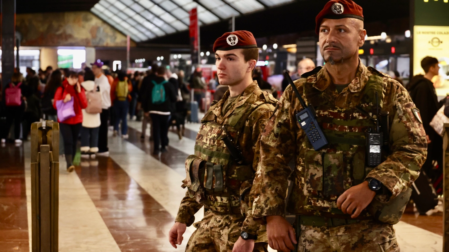 Il presidio dei militari alla stazione Santa Maria Novella (Foto Gianluca Moggi/New Press Photo)