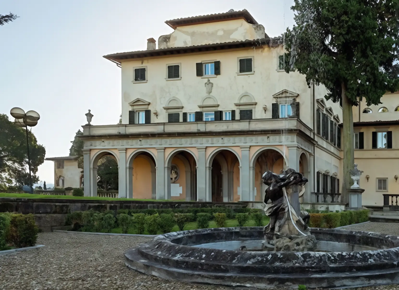 I gioielli di Firenze sul mercato. Palazzo Portinari e la villa di Camilla. Magnati e reali a caccia di Bellezza