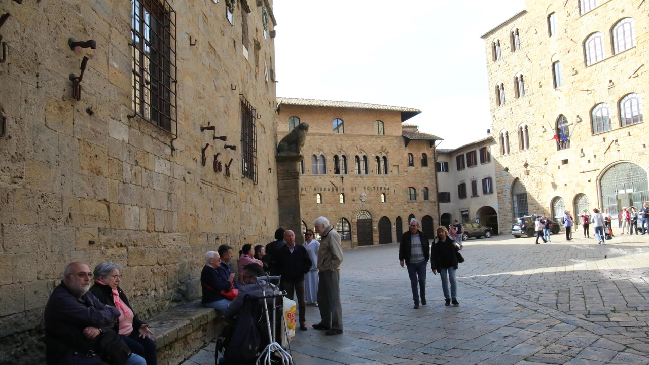 I residenti a Volterra sono scesi, nel corso del 2024, di 80 unità. Un saldo negativo che continua a evidenziare lo spopolamento a cui sta andando incontro Volterra (foto d’archivio di piazza dei Priori