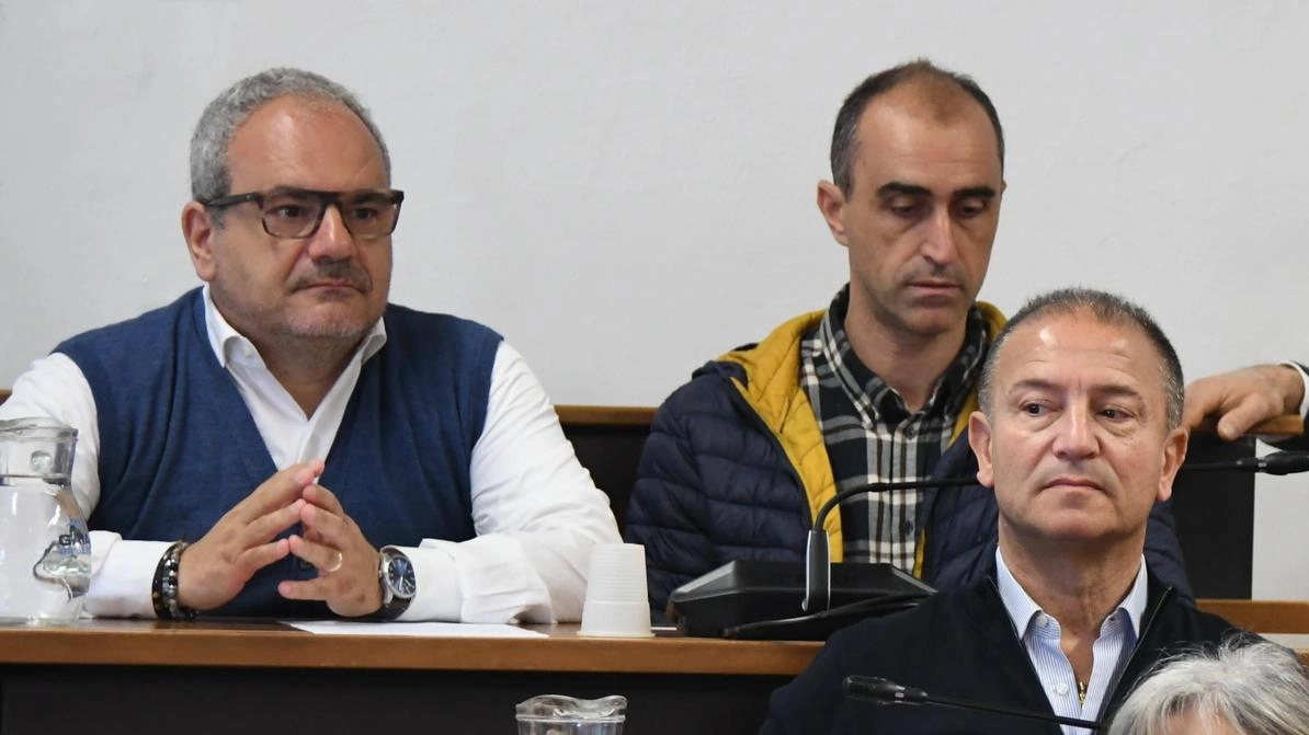 I banchi dell’opposizione in consiglio comunale con Simone Caffaz e Filippo Mirabella che hanno inviato due interventi contro il portavoce el la gestione della comunicazione a palazzo civico