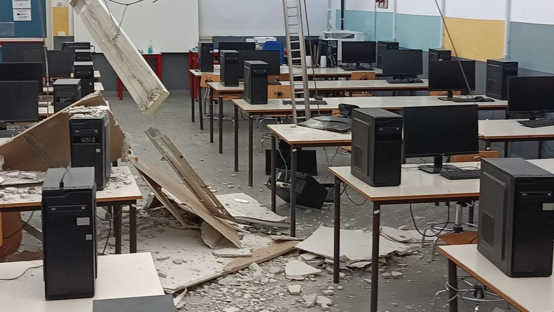 Crolla il soffitto in classe, insegnante salva gli studenti: “Li ha allontanati in tempo”