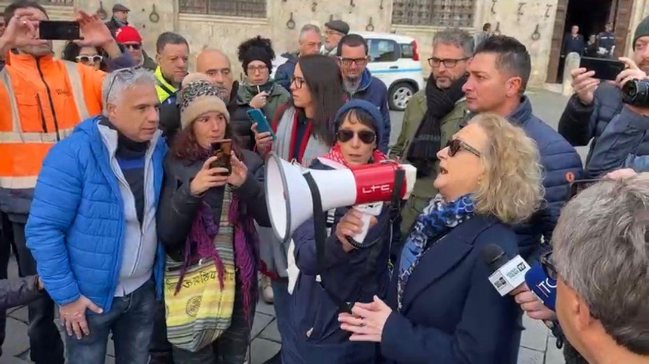 "La gente come noi non molla mai", corteo dei lavoratori Beko a Siena. Le lacrime del sindaco