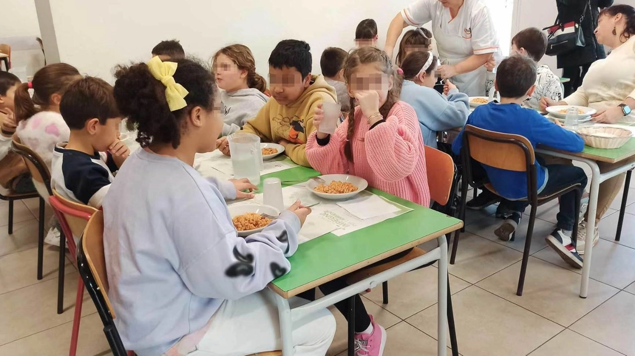 Bambini a pranzo alla mensa della. scuola