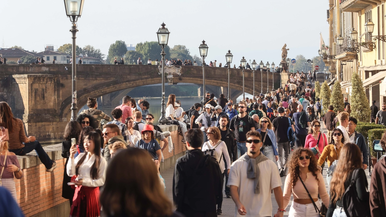 Turisti in centro a Firenze (Foto Giuseppe Cabras / New Press Photo)