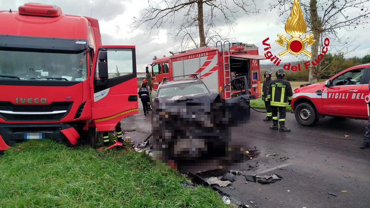 L'auto distrutta nell'incidente con il camion in via delle Regioni (Foto vigili del fuoco)