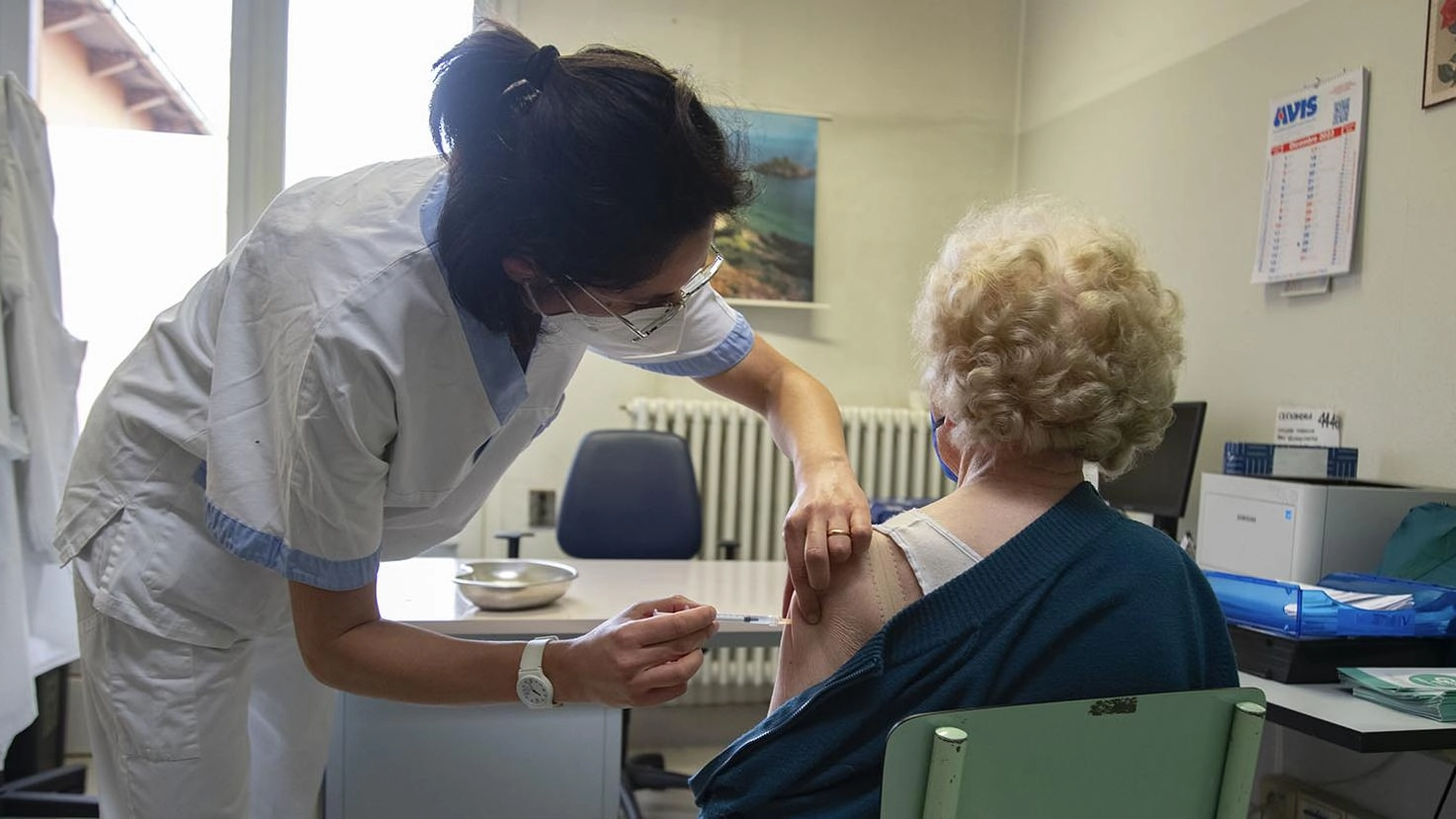 Influenza, partite le vaccinazioni. Prime dosi agli anziani nelle rsa. Da lunedì cominciano i medici