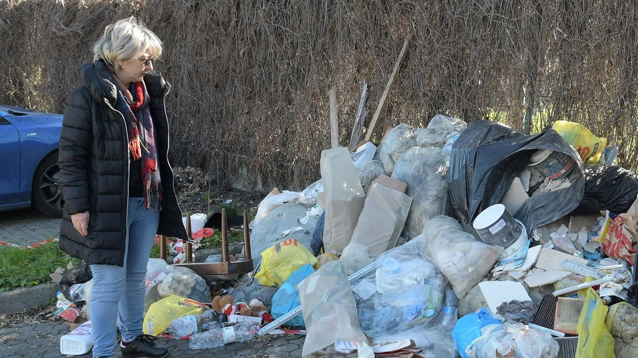 La nuova amministrazione di Terricciola intensifica i controlli contro l'abbandono dei rifiuti, individuando e sanzionando chi viola le regole. Agenti impegnati nel monitoraggio del territorio per contrastare il fenomeno.