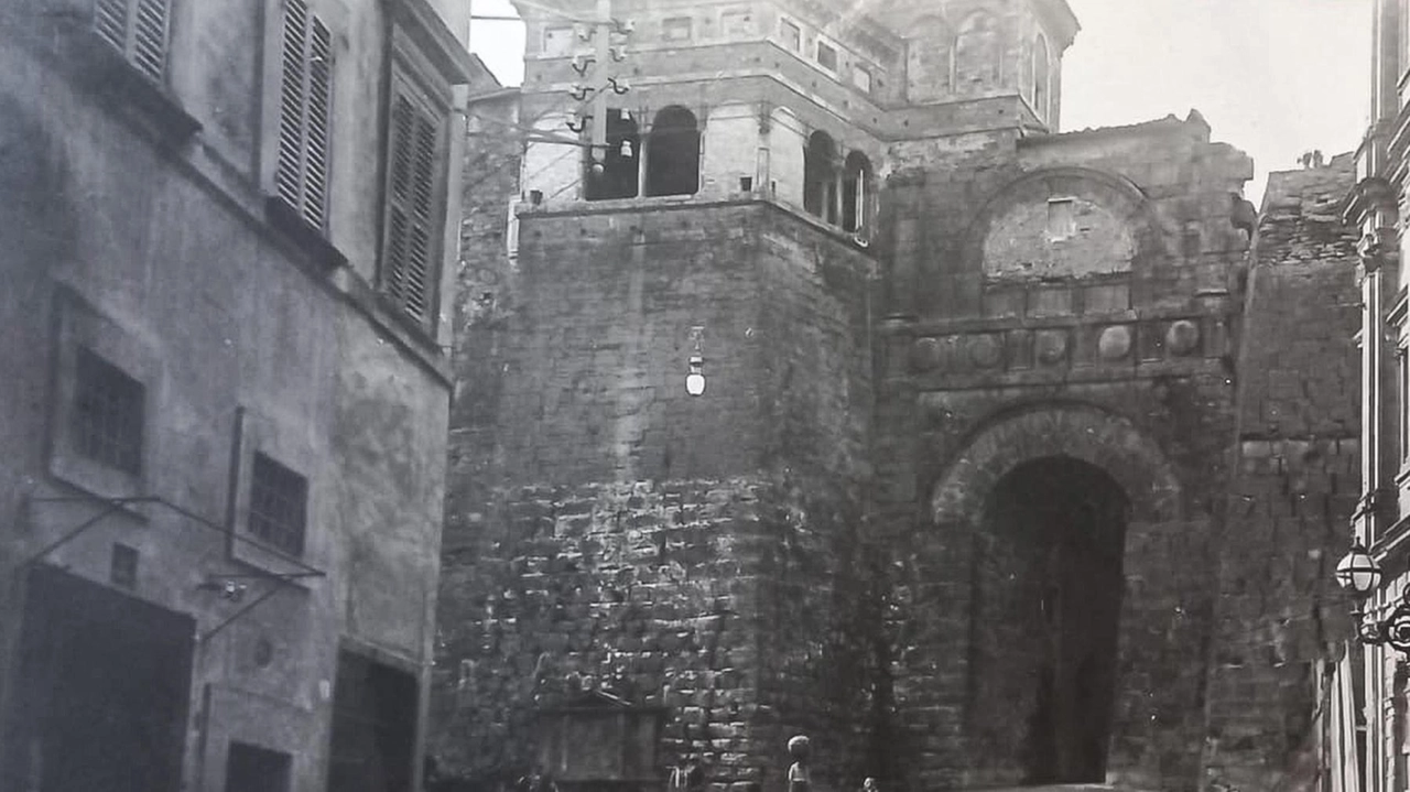 Piazza Grimana ieri e oggi. L’Arco Etrusco simbolo cittadino. Restauro nel 2014