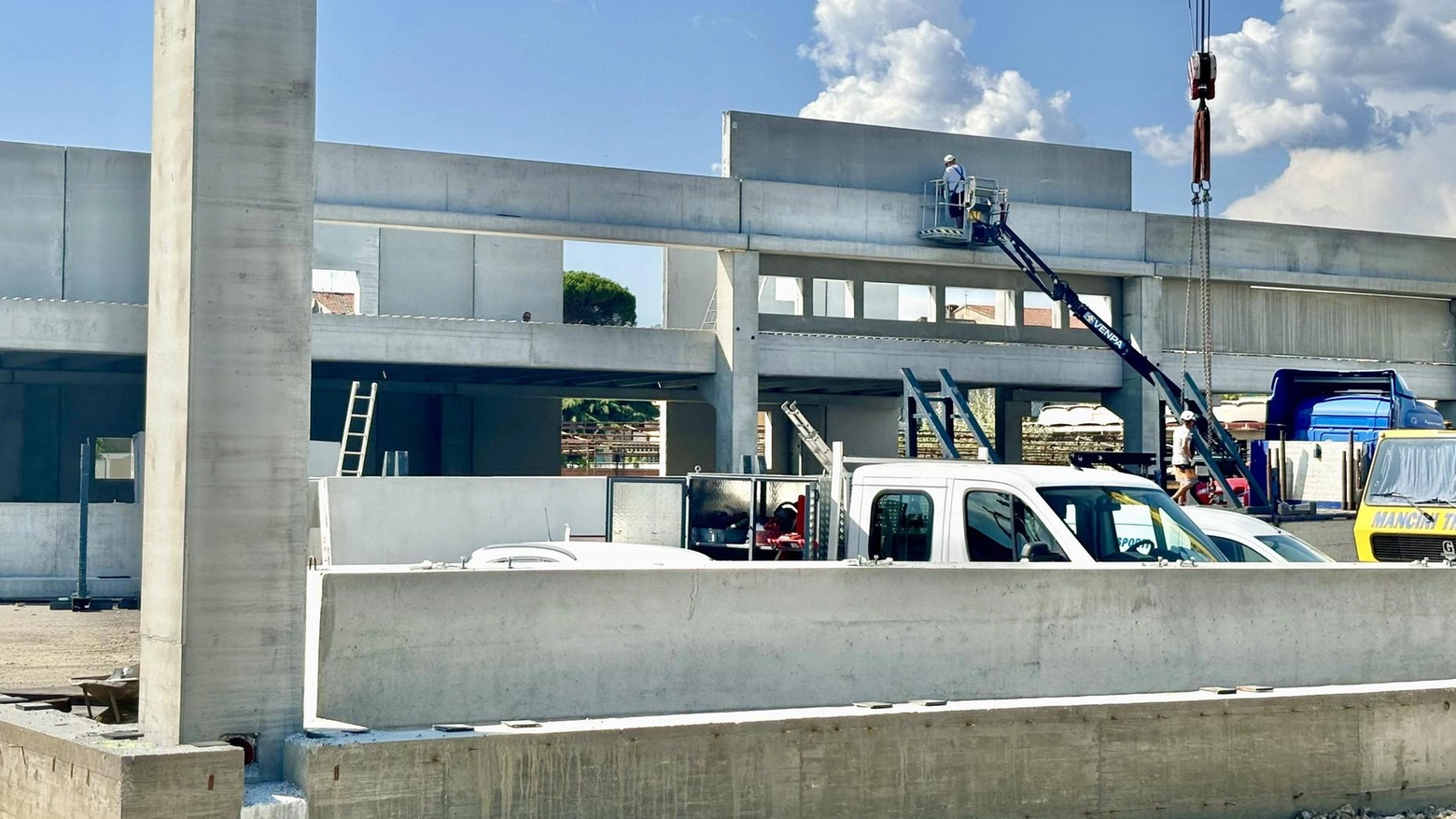 La piscina prende forma. I primi pezzi della struttura