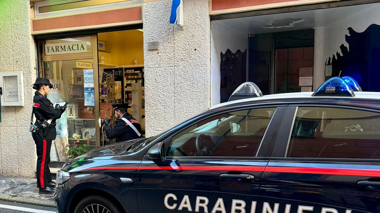 I carabinieri alla farmacia di Bonassola