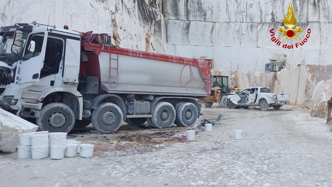 Incidente a Carrara, camion cade giù dalla strada in una cava, scattano i soccorsi