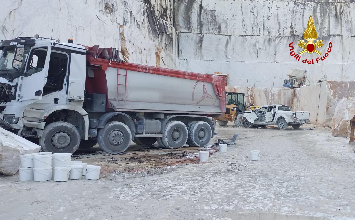 Incidente a Carrara, camion cade giù dalla strada in una cava, scattano i soccorsi