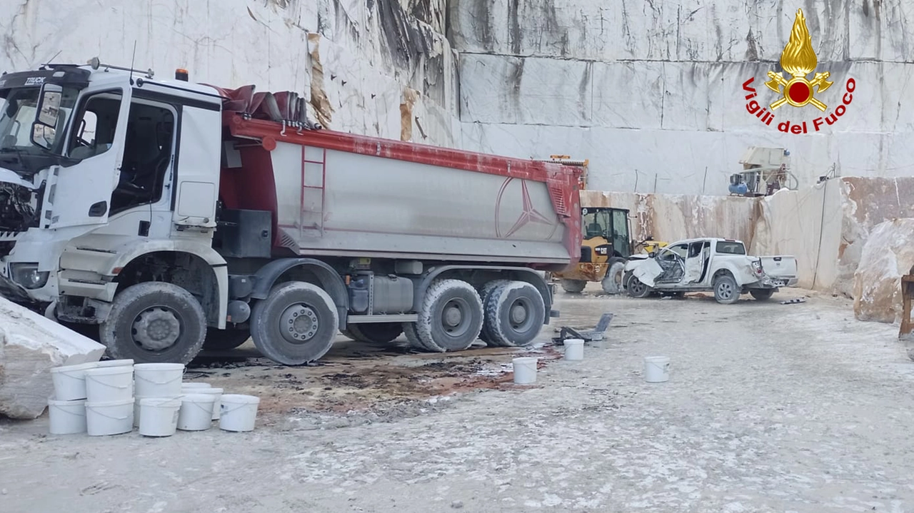 La scena dell'incidente: coinvolti un camion, che ha fatto un salto di tre metri, è un'auto, che nella foto si vede più a destra fortemente danneggiata